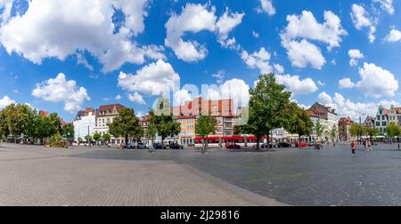 Erfurt, Deutschland - 29. Juli 2018: Menschen auf dem zentralen Platz vor dem Dom in Erfurt, Deutschland. Erfurt ist die Hauptstadt von Thuri Stockfoto