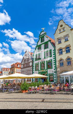 Erfurt, Deutschland - 29. Juli 2018: Menschen auf dem zentralen Platz vor dem Dom in Erfurt, Deutschland. Erfurt ist die Hauptstadt von Thuri Stockfoto