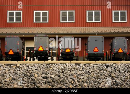 Der Pferdewagen Amish parkte vor einem Geschäft in Lancaster, PA Stockfoto