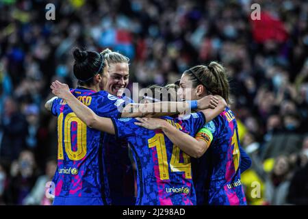 Barcelona, Spanien. 30. März 2022. Die Spieler des FC Barcelona feiern ein Tor während des UEFA Women's Champions League-Spiels zwischen dem FC Barcelona Femeni und Real Madrid Femenino im Camp Nou. Endergebnis; FC Barcelona Femeni 5:2 Real Madrid Femenino Credit: SOPA Images Limited/Alamy Live News Stockfoto