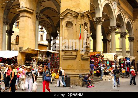 Die Loggia del Mercato Nuovo hat einen Markt verkaufen, Lederwaren und Souvenirs und ist ein beliebtes Touristenziel in Florenz. Stockfoto