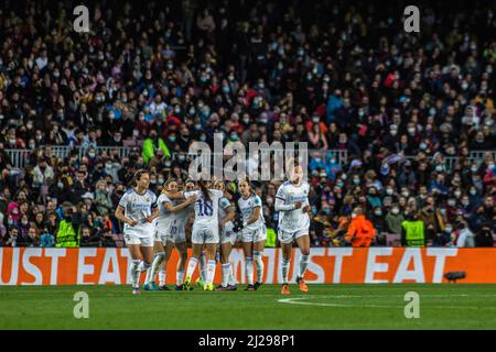 Barcelona, Spanien. 30. März 2022. Real Madrid Spieler feiern ein Tor während des UEFA Women's Champions League Spiels zwischen dem FC Barcelona Femeni und Real Madrid Femenino im Camp Nou. Endergebnis; FC Barcelona Femeni 5:2 Real Madrid Femenino (Foto von Thiago Prudencio/SOPA Images/Sipa USA) Quelle: SIPA USA/Alamy Live News Stockfoto