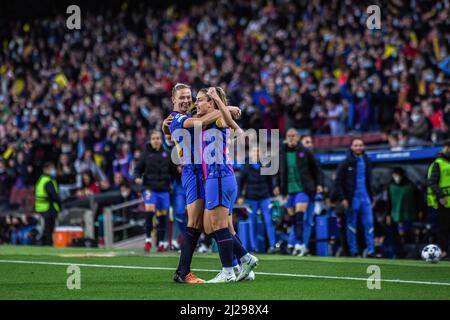 Barcelona, Spanien. 30. März 2022. Die Spieler des FC Barcelona feiern ein Tor während des UEFA Women's Champions League-Spiels zwischen dem FC Barcelona Femeni und Real Madrid Femenino im Camp Nou. Endergebnis; FC Barcelona Femeni 5:2 Real Madrid Femenino (Foto von Thiago Prudencio/SOPA Images/Sipa USA) Quelle: SIPA USA/Alamy Live News Stockfoto