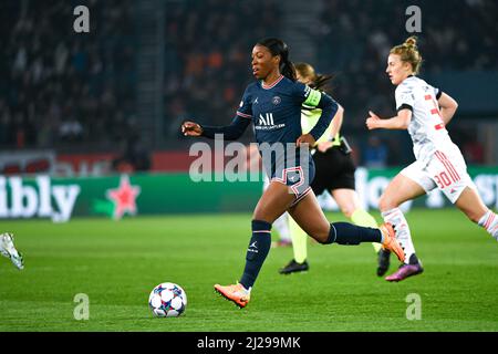 Paris, Frankreich. 30. März 2022. Onema Grace Geyoro von der PSG während der UEFA Women's Champions League, des Viertelfinals, des Fußballspiels mit 2. Beinen zwischen Paris Saint-Germain (PSG) und dem FC Bayern München (München) am 30. März 2022 im Stadion Parc des Princes in Paris, Frankreich. Kredit: Victor Joly/Alamy Live Nachrichten Stockfoto