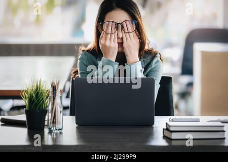 Konzept Burnout-Syndrom. Geschäftsfrau fühlt sich unbehaglich am Arbeiten. Die durch Stress, durch erfolglose Arbeit und weniger Ruhe angesammelt wird Stockfoto