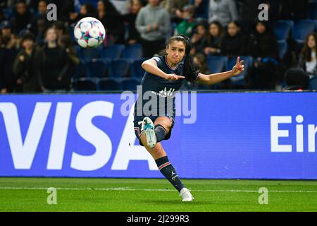 Paris, Frankreich. 30. März 2022. Sakina Karchaoui von der PSG während der UEFA Women's Champions League, des Viertelfinals, des Fußballspiels mit 2. Beinen zwischen Paris Saint-Germain (PSG) und dem FC Bayern München (München) am 30. März 2022 im Stadion Parc des Princes in Paris, Frankreich. Kredit: Victor Joly/Alamy Live Nachrichten Stockfoto