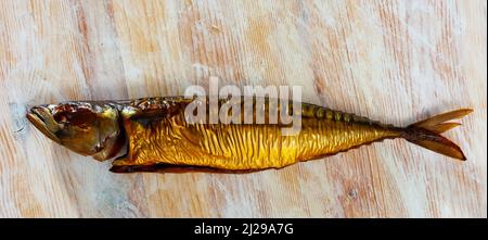 Leckere heiße geräucherte Makrele auf Holzoberfläche Stockfoto