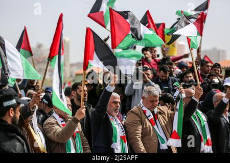 Gaza, Palästina. 30. März 2022. Yahya al-Sinwar (C), der Chef der Hamas im Gazastreifen, wurde während einer Kundgebung zum Gedenken an den 46.. Jahrestag des Landtages im Hafen von Gaza-Stadt gesehen. Der Landtag ist ein Zwischenfall, der 1976 stattfand, als israelische Truppen sechs Menschen bei Protesten gegen Landkonfiszierungen schossen und töteten. (Foto von Yousef Masoud/SOPA Images/Sipa USA) Quelle: SIPA USA/Alamy Live News Stockfoto