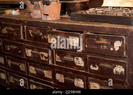 Kräutermedizinschrank und chinesischer Arzneitopf in einem chinesischen Kräutermedizingeschäft Stockfoto