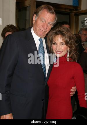 Susan Lucci und Ehemann Helmut Huber kamen am 21. Oktober 2004 zur Eröffnungsnacht von „Brooklyn the Musical“ im Plymouth Theatre in New York City an. Foto: Henry McGee/MediaPunch Stockfoto