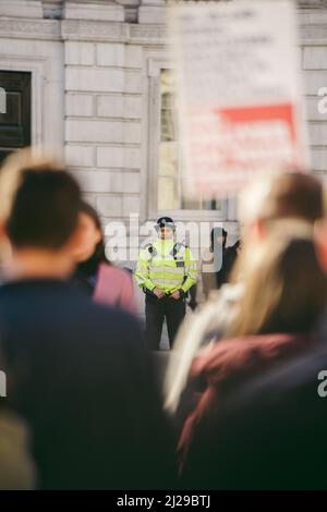 Downing Street, London | Großbritannien - 2022.03.19: Polizeibeamte bei ukrainischem Protest gegen russische Invasion Stockfoto