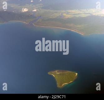 Luftaufnahme von High Island, Frankland Islands Group, nahe der Mündung des Russell-Mulgrave River, in der Nähe von Cairns, Queensland, Australien Stockfoto