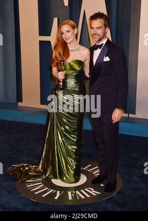 BEVERLY HILLS, CA - 28. MÄRZ: (L-R) Jessica Chastain und Gian Luca Passi de Preposulo nehmen an der Vanity Fair Oscar Party 2022 Teil, die von Radhika Jones veranstaltet wird Stockfoto