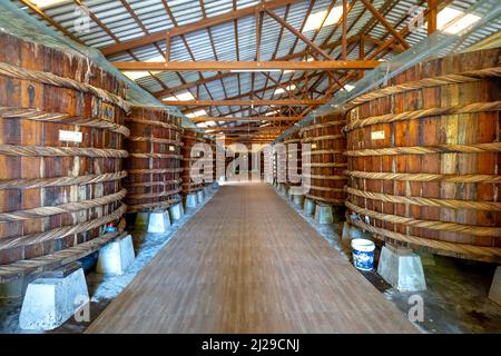 Phu Quoc Island, Vietnam - 24. Februar 2022: In der Fischsauce-Produktionsstätte folgt die Fabrik auf der Insel Phu Quoc den traditionellen Fermentati Stockfoto