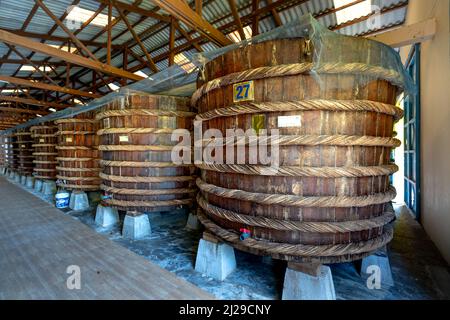 Phu Quoc Island, Vietnam - 24. Februar 2022: In der Fischsauce-Produktionsstätte folgt die Fabrik auf der Insel Phu Quoc den traditionellen Fermentati Stockfoto