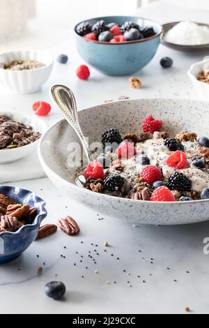 Gesunde Haferjoghurt-Schale mit Beeren, Nüssen, Samen und Müsli zum Fixierung. Stockfoto