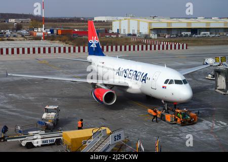 Air Serbia Airbus A319 wird für den Flug zum Nikola Tesla Belgrade Airport in Serbien vorbereitet. Fluggesellschaft aus Serbien mit A319 Flugzeugen. Stockfoto