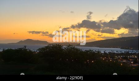 Ein glühender Sonnenuntergang in der Maunalua Bay, Oahu HI Stockfoto