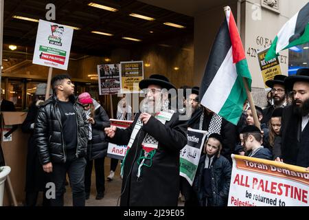 New York, USA. 30. März 2022. Rabbi Weiss spricht bei der Pro Palestinian Kundgebung in der Straße 42. in Manhattan am Yawm al-ARD, bekannt als Land Day, wurde auf der anderen Straßenseite eine Gegenkundgebung für Israel abgehalten. Die pro-palästinensischen Demonstranten wurden von ultra-orthodoxen Juden aus der Gemeinde Neturei Karta begleitet, die sich gegen die Existenz Israels als Staat aussetzten. Die Polizei trennte Gruppen von pro- und gegen Palästinensern zu ihrer eigenen Sicherheit. (Foto von Lev Radin/Sipa USA) Quelle: SIPA USA/Alamy Live News Stockfoto