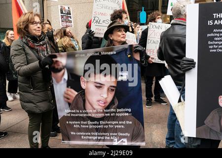 New York, USA. 30. März 2022. Pro und gegen palästinensische Kundgebungen, die am 30. März 2022 in der Straße 42. in Manhattan in New York am Yawm al-ARD, dem sogenannten Landtag, abgehalten wurden. Die pro-palästinensischen Demonstranten wurden von ultra-orthodoxen Juden aus der Gemeinde Neturei Karta begleitet, die sich gegen die Existenz Israels als Staat aussetzten. Die Polizei trennte Gruppen von pro- und gegen Palästinensern zu ihrer eigenen Sicherheit. (Foto von Lev Radin/Sipa USA) Quelle: SIPA USA/Alamy Live News Stockfoto