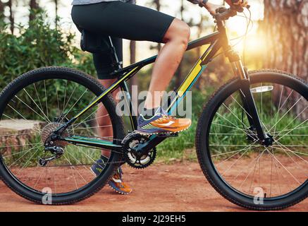 Dominiert die Trails. Aufnahme einer Biker-Frau am frühen Morgen. Stockfoto