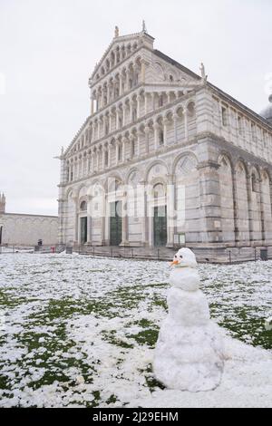 Ein Schneemann vor der Kathedrale von Pisa, Pisa, Toskana, Italien, Europa Stockfoto