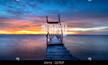 Holzbrücke am Strand in der Morgendämmerung in Phu Quoc Insel, Vietnam. Lange Belichtungszeit Stockfoto