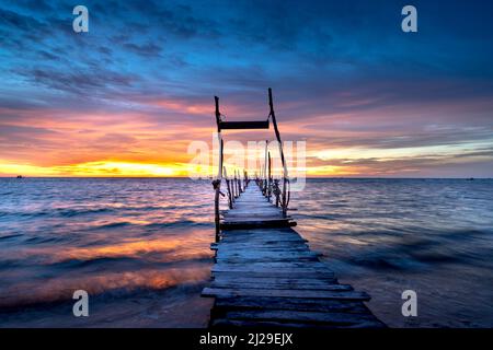 Holzbrücke am Strand in der Morgendämmerung in Phu Quoc Insel, Vietnam. Lange Belichtungszeit Stockfoto