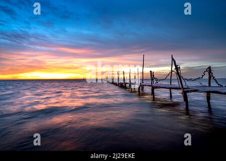 Holzbrücke am Strand in der Morgendämmerung in Phu Quoc Insel, Vietnam. Lange Belichtungszeit Stockfoto