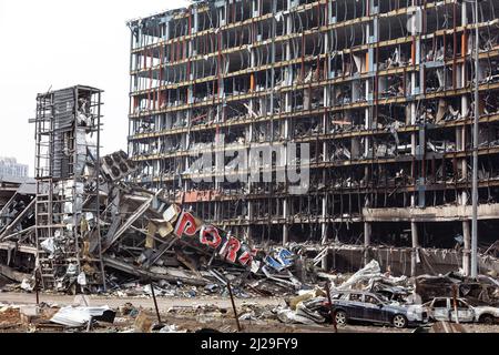 Kiew, Ukraine. 29. März 2022. Das Einkaufszentrum Retroville in Kiew wird nach dem russischen Beschuss zerstört. Das Einkaufszentrum Retroville einschließlich der umliegenden Gebiete in Kiew werden nach dem russischen Beschuss zerstört. Nach Angaben des Notdienstes starben während des Angriffs mindestens sechs Menschen. Russland marschierte am 24. Februar 2022 in die Ukraine ein und löste damit den größten militärischen Angriff in Europa seit dem Zweiten Weltkrieg aus (Foto von Mykhaylo Palinchak/SOPA Images/Sipa USA) Quelle: SIPA USA/Alamy Live News Stockfoto