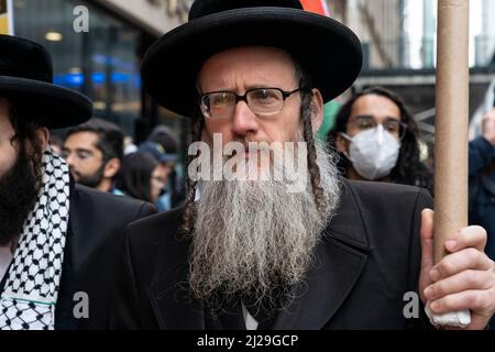 New York, NY - 30. März 2022: Rabbi Weiss nimmt an der Pro Palestinian Kundgebung Teil, die in der Straße 42. in Manhattan am Yawm al-ARD, bekannt als Land Day, stattfand Stockfoto