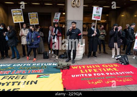 New York, New York, USA. 30. März 2022. Pro und gegen palästinensische Kundgebungen in der Straße 42. in Manhattan am Yawm al-ARD, bekannt als Landtag. Die pro-palästinensischen Demonstranten wurden von ultra-orthodoxen Juden aus der Gemeinde Neturei Karta begleitet, die sich gegen die Existenz Israels als Staat aussetzten. Die Polizei trennte Gruppen von pro- und gegen Palästinensern zu ihrer eigenen Sicherheit. (Bild: © Lev Radin/Pacific Press via ZUMA Press Wire) Stockfoto