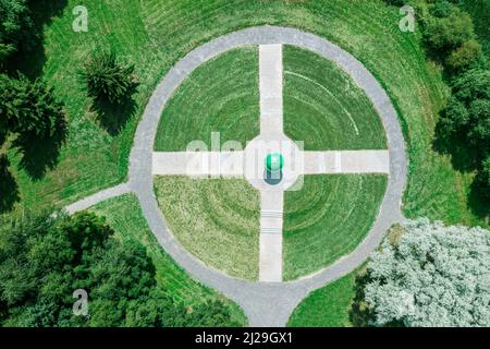 Luftaufnahme des runden Platzes in einem grünen Sommerpark. Luftaufnahme. Stockfoto