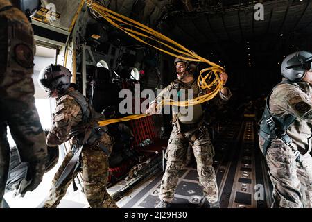 93d AGOW Airmen und 23d Wing HC-130 Combat King II Rescue Loadmasters führen einen Personalabfall an Bord eines HC-130J Combat King II, Moody Air Force Base, Georgia, 24. März 2022 durch. Mitglieder der 820. BDG erweiterten ihre Fähigkeiten als Jumpmaster/Fallschirmspringer durch Ausführung von Türbündel und alternativen Türausstiegsverfahren (ADEPT) 2. (USA Luftwaffe Foto von 1. LT Katie Tamesis) Stockfoto