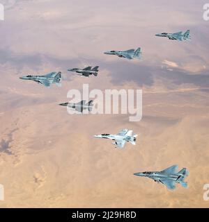 Die Royal Saudi Air Force F-15s fliegt während der Operation Agile Spartan II. Neben der US Air Force F-16 gegen Falcons und einem US Marine Corps F/A-18 Hornet Die Luftbesatzung führte während der OAS II im gesamten Verantwortungsbereich des US Central Command agile Combat Employment Concepts durch, was Flexibilität für den Einsatz von jedem Ort in einer umkämpften Umgebung ermöglicht. (Mit Freundlicher Genehmigung) Stockfoto