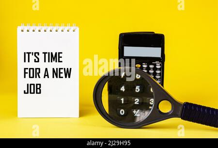 Text im Notizblock Es ist Zeit für einen neuen Job auf gelbem Hintergrund. Unternehmen Stockfoto