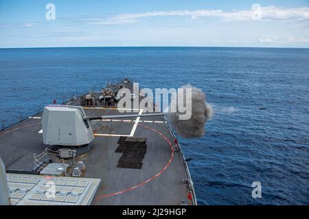 220321-N-UP745-1137 SEA OF CRETE (21. März 2022) der Raketenjäger USS Jason Dunham (DDG 109) schießt während einer Schießerei im Sea of Crete am 21. März 2022 im Kaliber Mark 45 (Mod 4) eine Waffe des Kalibers 5“/62. Jason Dunham ist Teil der Harry S. Truman Carrier Strike Group, die im US-amerikanischen Flottenbereich 6. zur Unterstützung der US-amerikanischen, alliierten und Partnerinteressen in Europa und Afrika eingesetzt wird. (USA Navy Foto von Mass Communication Specialist 3. Class Theoplis Stewart II) Stockfoto