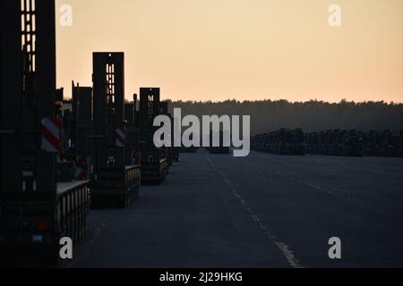 Am 10. März 2022 stehen auf der Landebahn im Zutendaal Army Depot, Belgien, mehrere Bobtail-LKW-Traktoren und verstärkte Schwerlastanhänger. Soldaten der 96. Heavy Equipment Transportation Company, 49. Transportation Bataillon, 13. Expeditionary Sustainment Command, aus Fort Hood, Texas, brachten diese Ausrüstung von Zutendaal nach Deutschland, wo sie schwere Ausrüstung erhalten konnten. (USA Foto der Armee von Bryan Gatchell, USAG Benelux Public Affairs) Stockfoto