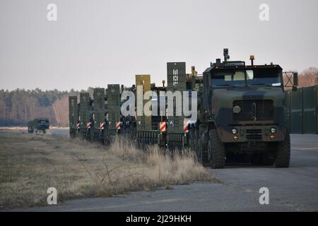 Mehrere Bobtail-LKW-Traktoren und erweiterte schwere Ausrüstungsanhänger säumen die Landebahn am 10. März 2022 im Zutendaal Army Depot, Belgien. Soldaten der 96. Heavy Equipment Transportation Company, 49. Transportation Bataillon, 13. Expeditionary Sustainment Command, aus Fort Hood, Texas, brachten diese Ausrüstung von Zutendaal nach Deutschland, wo sie schwere Ausrüstung erhalten konnten. (USA Foto der Armee von Bryan Gatchell, USAG Benelux Public Affairs) Stockfoto