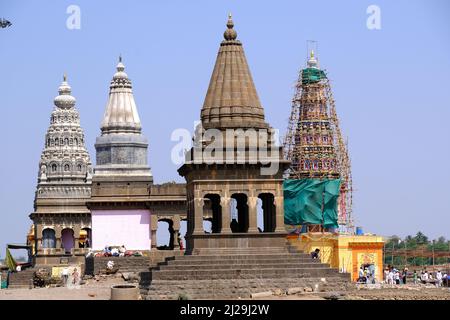 Pandharpur, Indien, 26. Februar 2022, Chandrabhaga Ghat und pundalikas Tempel am Ufer des Flusses chandrabhaga und Menschen, die religiöse Riten. Stockfoto