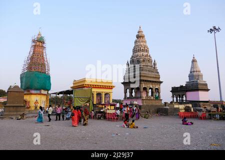 Pandharpur, Indien, 26. Februar 2022, Chandrabhaga Ghat und pundalikas Tempel am Ufer des Flusses chandrabhaga und Menschen, die religiöse Riten. Stockfoto