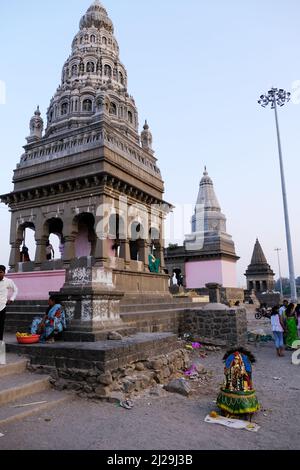 Pandharpur, Indien, 26. Februar 2022, Chandrabhaga Ghat und pundalikas Tempel am Ufer des Flusses chandrabhaga und Menschen, die religiöse Riten. Stockfoto