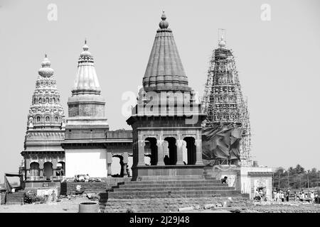 Pandharpur, Indien, 26. Februar 2022, Chandrabhaga Ghat und pundalikas Tempel am Ufer des Flusses chandrabhaga und Menschen, die religiöse Riten. Stockfoto