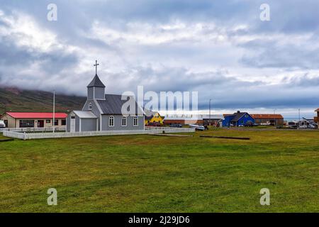 Graue Holzkirche und Wohnungen in Bakkagerdi Dorf, Bakkageroi, Borgarfjordur eystri, Austurland, Island Stockfoto