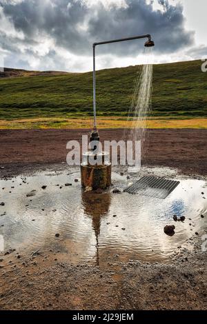 Freistehende heiße Dusche mit Gummimatte, ohne Abfluss, im Freien, karge Landschaft in der Nähe des Vulkans Krafla, Myvatn, Nordisland, Island Stockfoto