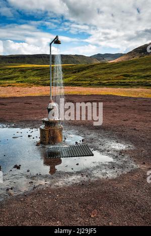 Freistehende heiße Dusche mit Gummimatte, ohne Abfluss, im Freien, karge Landschaft in der Nähe des Vulkans Krafla, Myvatn, Nordisland, Island Stockfoto
