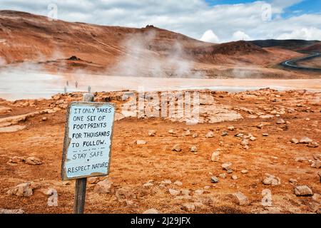 Naturschutz, Holzschild mit Inschrift kümmern sich um die Natur, Sprichwort, Fußabdrücke, Geothermie-Bereich Hveraroend, auch Hverir oder Namaskard Stockfoto