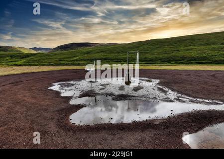 Heiße Dusche und Waschbecken im Freien ohne Abfluss, Schotterplatz in der Nähe des Vulkans Krafla, Abendhimmel, Myvatn, Nordisland, Island Stockfoto