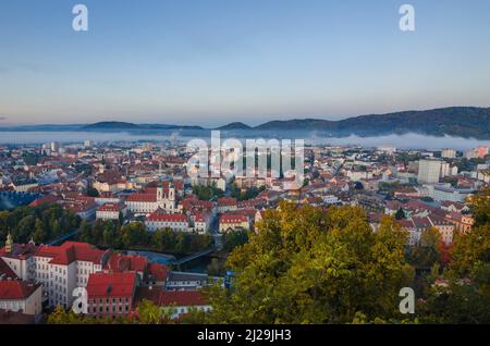 Stadtbild von Graz mit der Mur und der Mariahilfer Kirche (Mariahilferkirche), Blick vom Schlossberg, in Graz, Steiermark, Österreich Stockfoto