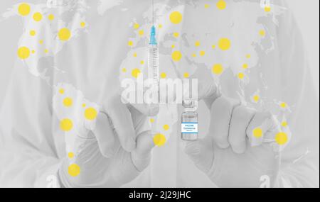 Weltkarte und Arzthände mit Impfstoffflasche und Spritze, Beginn der weltweiten Massenimpfung gegen Coronavirus COVID-19, Weltimpfung Stockfoto